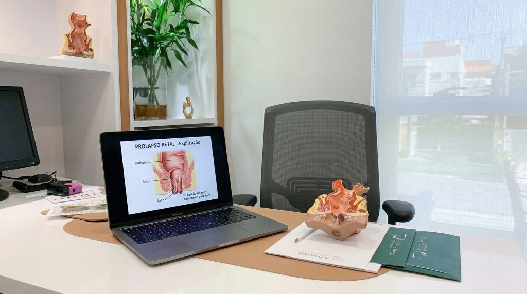 Home 8 Prolapso Retal Volta Sozinho ou Precisa de Cirurgia? Entenda o Tratamento
